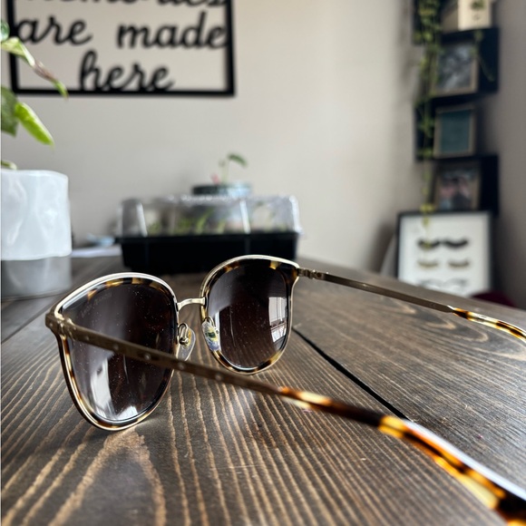 Stylish Tortoiseshell Sunglasses - Picture 4 of 7